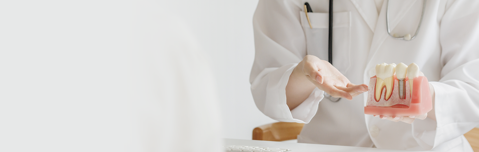Dr. Yang's Dental Clinic|신중하고 정확한 진료!<br><font style='color:#fb762b;'>양치과의원</font>|편리하고 편안한 진료를 제공함으로써 여러분의<br> 평생 주치의가 되고자 하는 마음가짐으로 진료에 임하겠습니다.